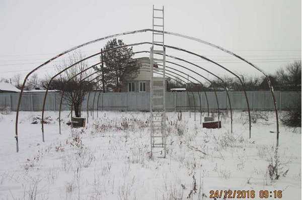 Install the frame of the greenhouse